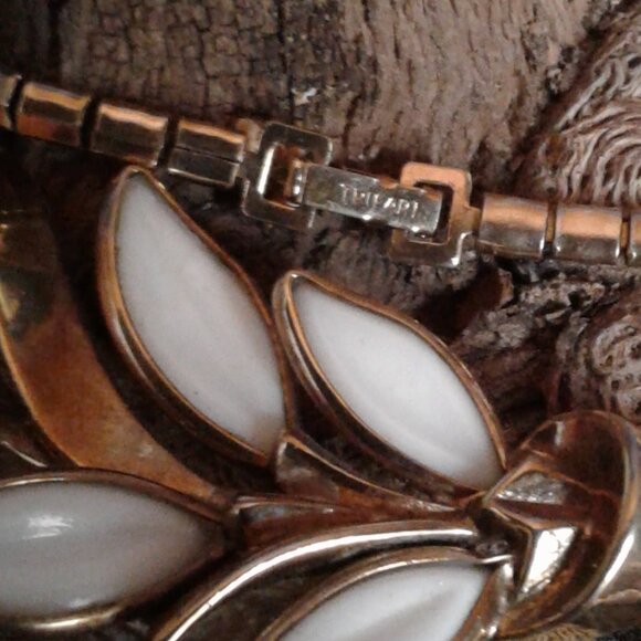 TRIFARI Vintage Necklace White Glass Set in Deep Gold Tone Metals - Picture 3 of 5